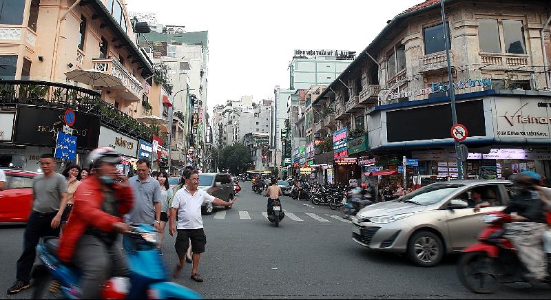 Crossing the street is a day-to-day art in Ho Chi Minh City. SIN CHEW DAILY Crossing the street is a day-to-day art in Ho Chi Minh City. SIN CHEW DAILY