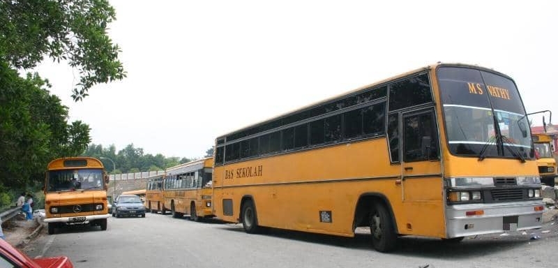 行动管制令一再延长，本地中小学何时复课仍是未知数，学生巴士业者是否应继续向家长收取车费也引起争议。（档案照）