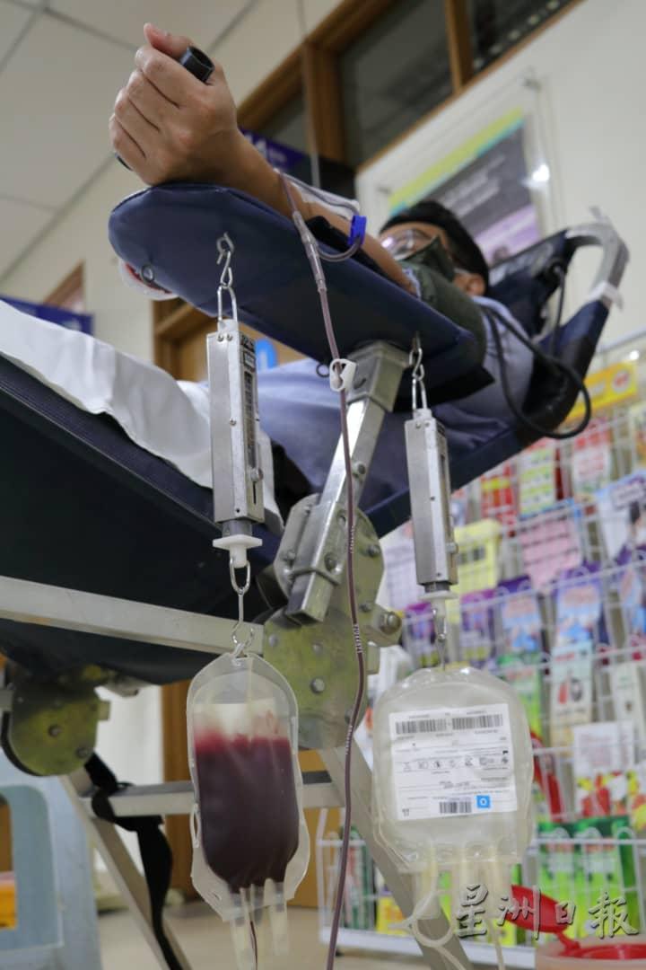 民众可在劳动节当天到关丹市区诊所捐献血浆，响应中央医院血库举办的捐血活动。