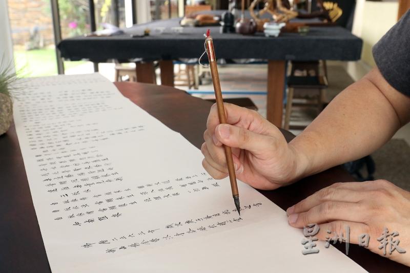 《药师经》作品写于今年4月份的“抗疫季”，杨金荣将把作品赠予友人。