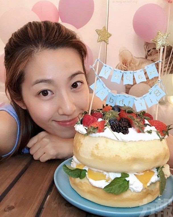 陈自瑶亲手做蛋糕祝女儿王靖乔8岁生日，但她只秀出自己和蛋糕的独照，不见王浩信身影，因而再生揣测。