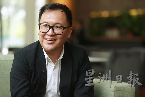 刘彬辉是胡志明市金务大的副总经理，和太太武氏明原是同事，相恋结婚，育有一对儿女。