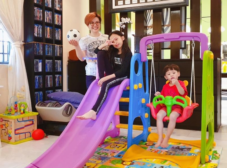 陈小珊（左）在线上为孩子购买了儿童游乐设备，解决了行管期里无法带孩子外出玩乐的问题。