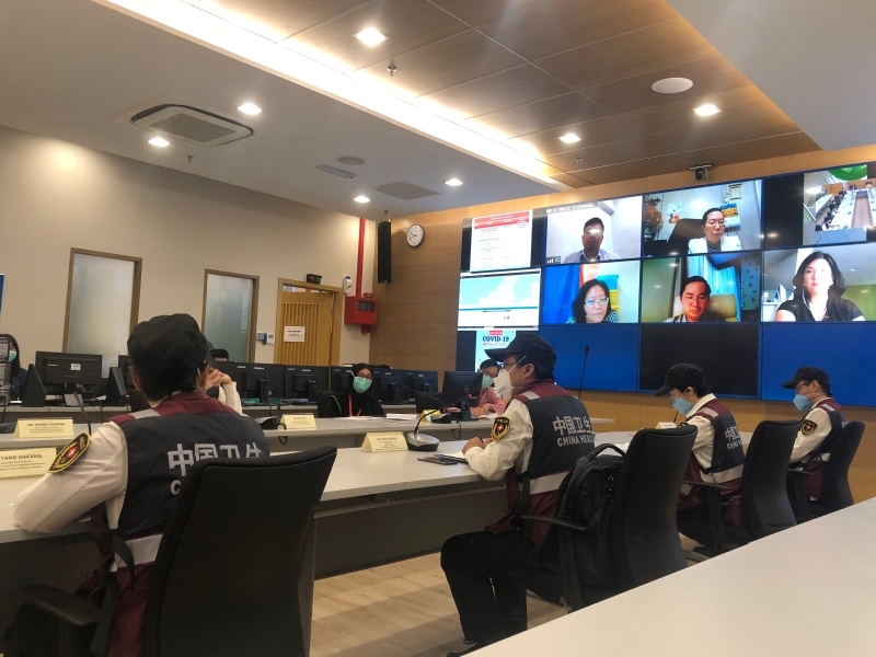 中国赴马来西亚抗疫医疗专家组成员在古晋期间，与医疗人员通过视讯方式交流。