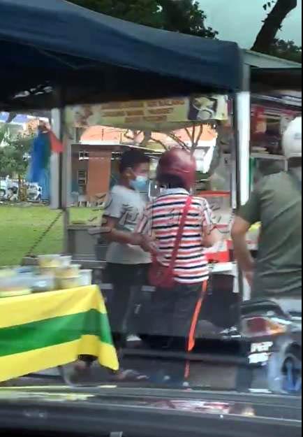 视频显示，班台惹雅区有路边熟食小贩正在营业。