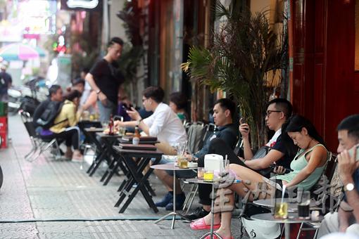 越南人喜欢在五脚基坐矮凳品尝咖啡。
