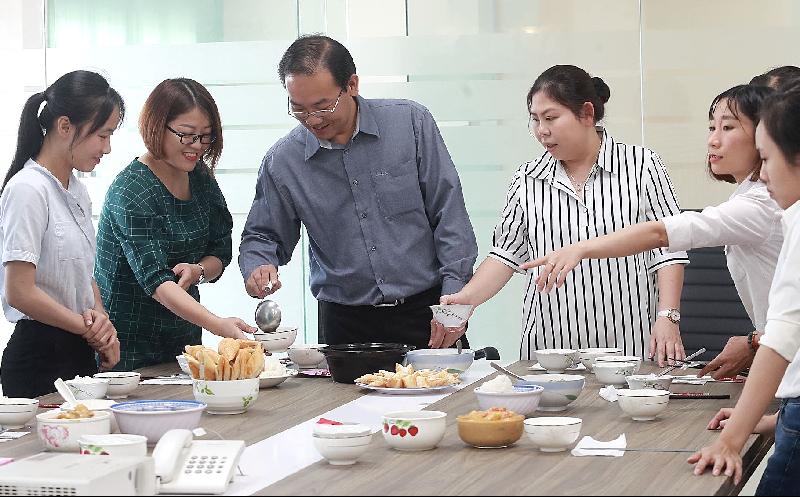 Koh Cheng Teck and his wife cook and eat together with the staff inside the factory. SIN CHEW DAILY Koh Cheng Teck and his wife cook and eat together with the staff inside the factory. SIN CHEW DAILY