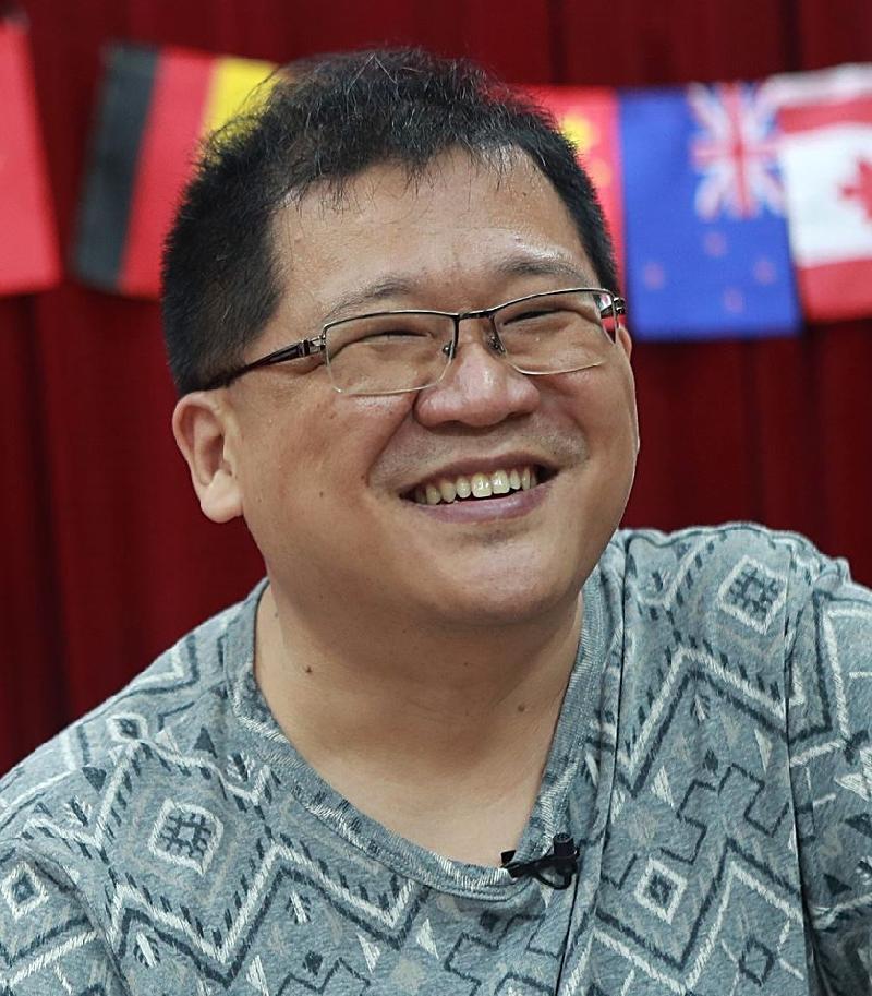Ling Foong finds that Malaysians with their diverse cultural backgrounds adapt more easily to life overseas. SIN CHEW DAILY Ling Foong finds that Malaysians with their diverse cultural backgrounds adapt more easily to life overseas. SIN CHEW DAILY