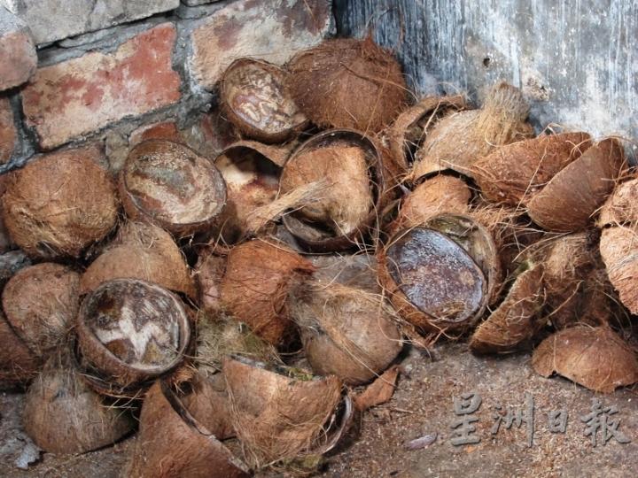 传统炉烤香饼是使用椰子壳为燃料。

