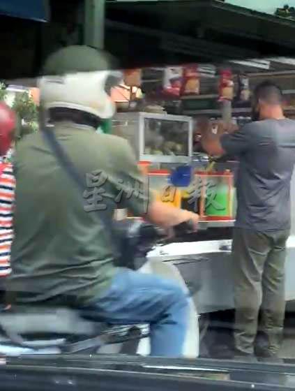 视频显示，班台惹雅区的路边小贩正在贩卖饮料。