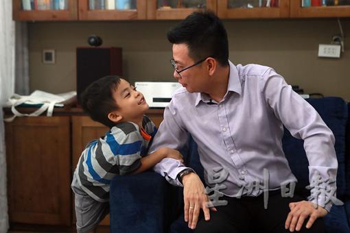 林敬原（左）从小接受三语教育，林仅强和他说华语，妈妈和他说越语，在国际学校则讲英语。