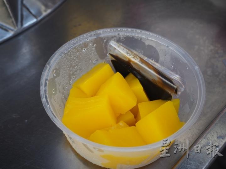 碱粿常见于中国闽南地区、台湾，多半会加入栀子黄（一种天然的黄色色素）使其呈现黄色。

