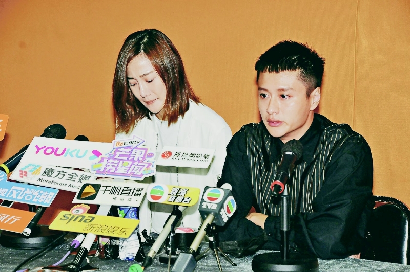 朱智贤和谢东闵之前从未承认是一对，29日却一起现身发布会，后者还处处维护女友，但身为主角的她，说话时间比男方还要少。