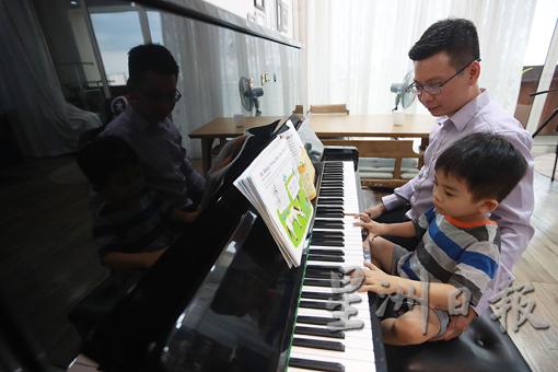 林仅强都会把周末时间留给家人，陪儿子运动、弹琴。
