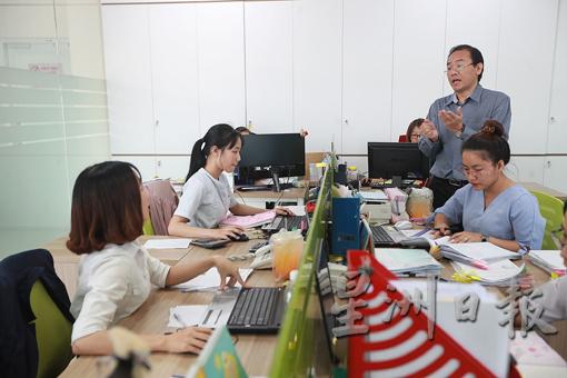 许清德和越南员工以越文短讯通话，少了语言隔阂，主雇距离也拉近了。