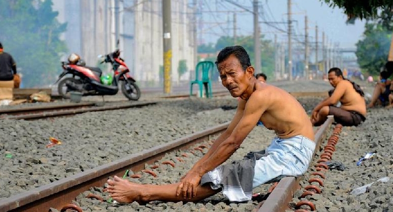 Indonesians seek out what they believe are the protective solar rays on a railway track. AFP Indonesians seek out what they believe are the protective solar rays on a railway track. AFP