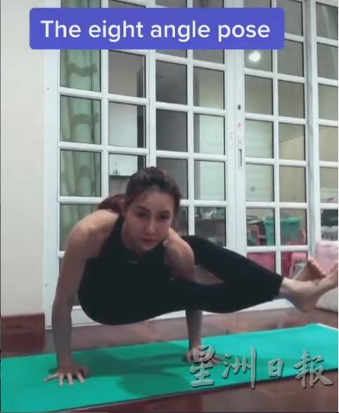 行动管制令期间，35岁的大马跳水美女梁敏仪仍勤劳地在家锻炼，图为她在瑜伽垫上用双手撑起自己身体。（梁敏仪IG影片截图）