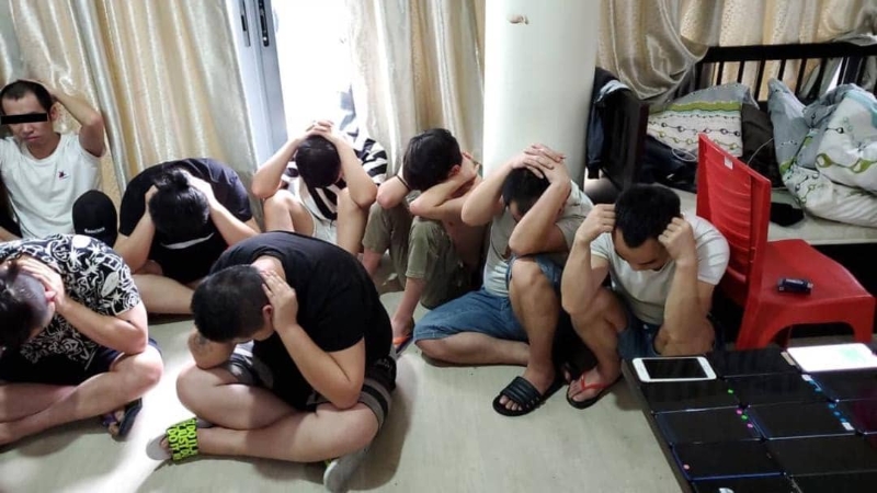 警方先后突击2间店屋，逮捕19名中国籍男女。