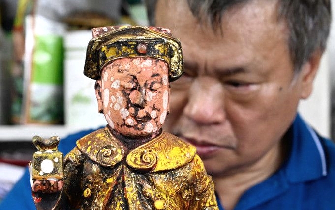 Over the last four decades, Lin has embarked on a one-man mission to adopt any god statue that may need a new home. AFP Over the last four decades, Lin has embarked on a one-man mission to adopt any god statue that may need a new home. AFP