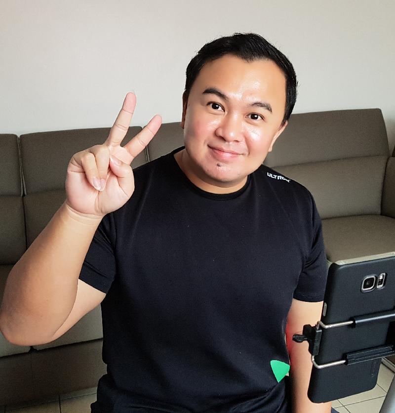 无语良师学院砂拉越区经理黄振豪5月1日在家中准备直播剃头，兑现承诺。