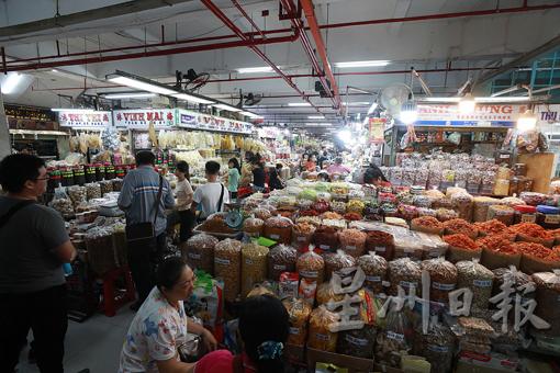 在安东市场里，可以用粤语和摊贩讨价还价。