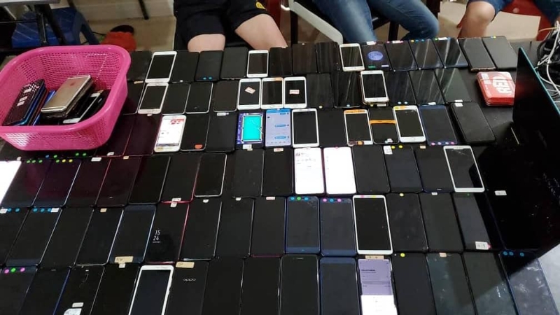 警方在现场起获逾百部手机、3部电脑及其他器材，总值约20万令吉。