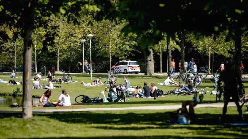 In contrast to most other European countries where people are virtually housebound, the Dutch authorities have merely advised people to stay home and keep 1.5 meters of social distance. AFP In contrast to most other European countries where people are virtually housebound, the Dutch authorities have merely advised people to stay home and keep 1.5 meters of social distance. AFP