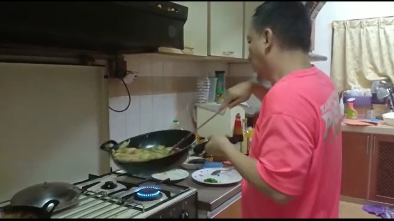 廖勇锋在斋戒月期间负责煮食给家人。