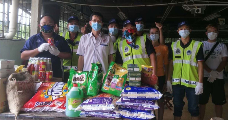 霹雳珠宝人民社警、霹雳珠宝龙胜醒狮团及马来西亚善心组织的代表，把援助品送到珠宝丹娜依淡孤儿院。左起为蔡旺德及李亚华。