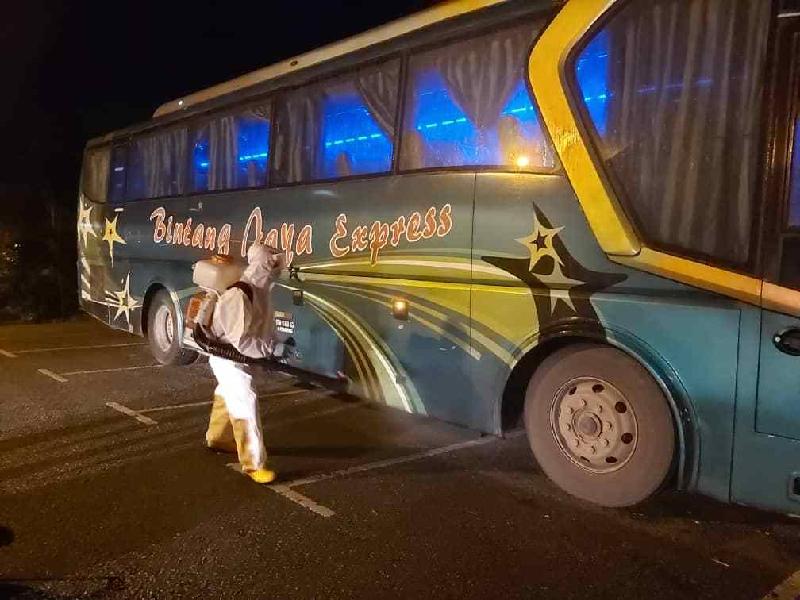
达岛消防与拯救局人员协助消毒返乡学生的行李及专用巴士。