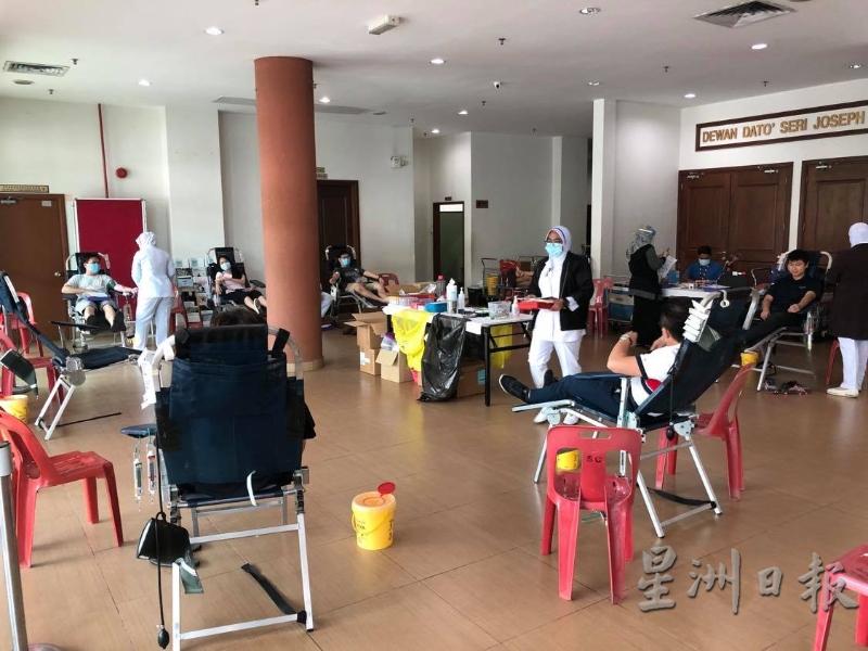 在捐血区仅放置8张捐血椅子，确保捐血者保持安全距离。（图：星洲日报）