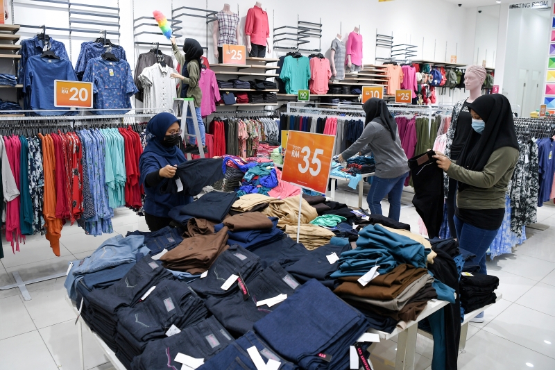 登州政府允許部份商業活動恢復運作，瓜登某購物廣場的服裝店員工為星期一開業做準備。