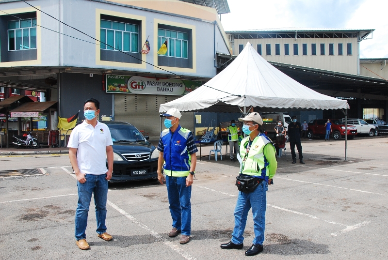 张聒翔（左）联同拉惹诺拉兹利及执法主任三苏，劳动节当天下午到马口批发公市一带巡视。