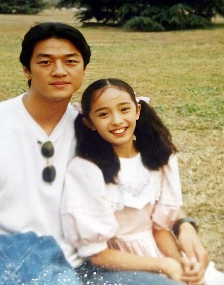 11岁的杨幂1997年与李亚鹏合演《歌手》，饰演小表妹“小夏”。
