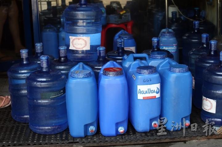 戴佩眙说，菲律宾大部分家庭没有安装滤水器，而在尚未安装滤水器之前，夫家都自备蓝色水桶，向商家购买饮用水，一些家庭则会选择租用水桶。