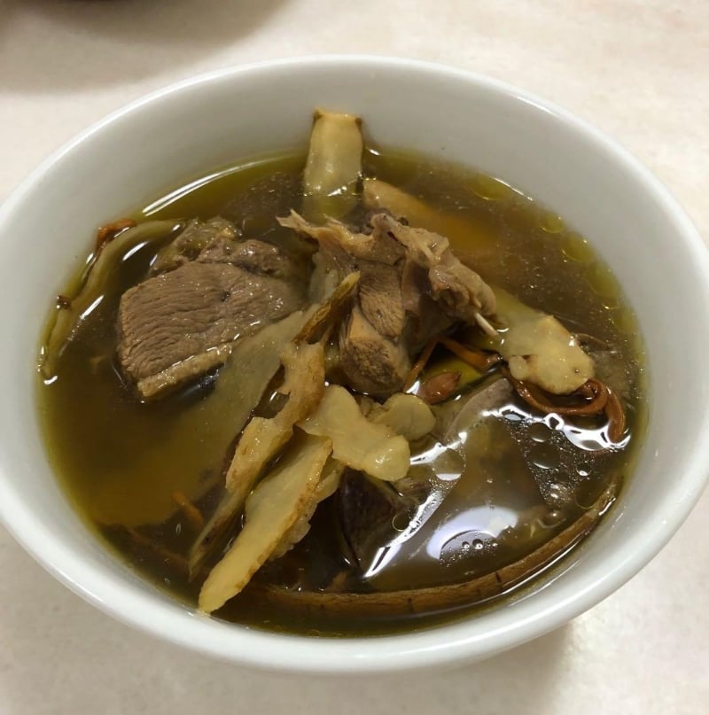清补药材番鸭汤的中药有玉竹、甘草、党参、虫草花和红枣等,带有甘甜味。