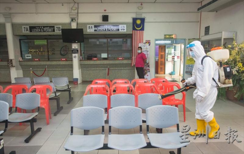 哥打峇鲁市议会进行清理和消毒，但已确定还不能投入柜台服务。