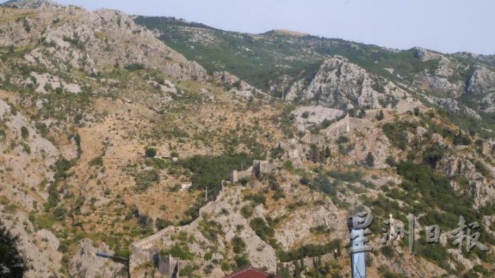 依山而建的科托尔城墙（Kotor City Wall）。