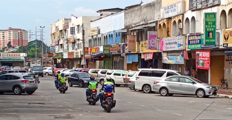 4名摩哆车警员巡逻永安镇商业区在首日复工情况。
