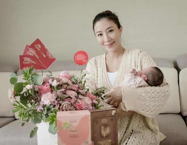 40岁的杨怡产后半个月抱女儿出镜打广告，相片中的“小珍珠”在杨怡怀中熟睡，十分乖巧。