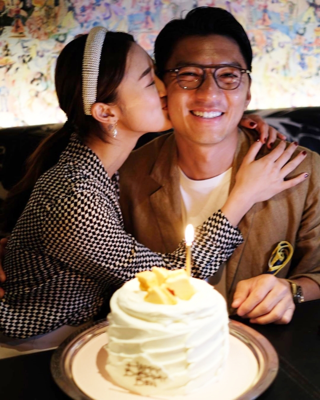 获女友张宝儿送上生日香吻的袁伟豪展露幸福甜笑。