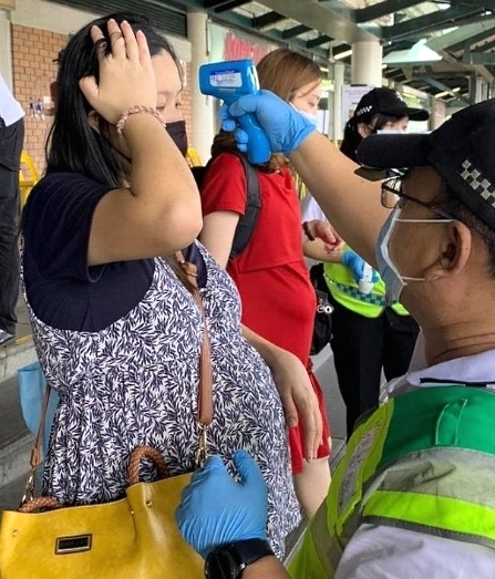 Pregnant women, senior citizens and children are undergoing temperature check before boarding the bus. SIN CHEW DAILY Pregnant women, senior citizens and children are undergoing temperature check before boarding the bus. SIN CHEW DAILY