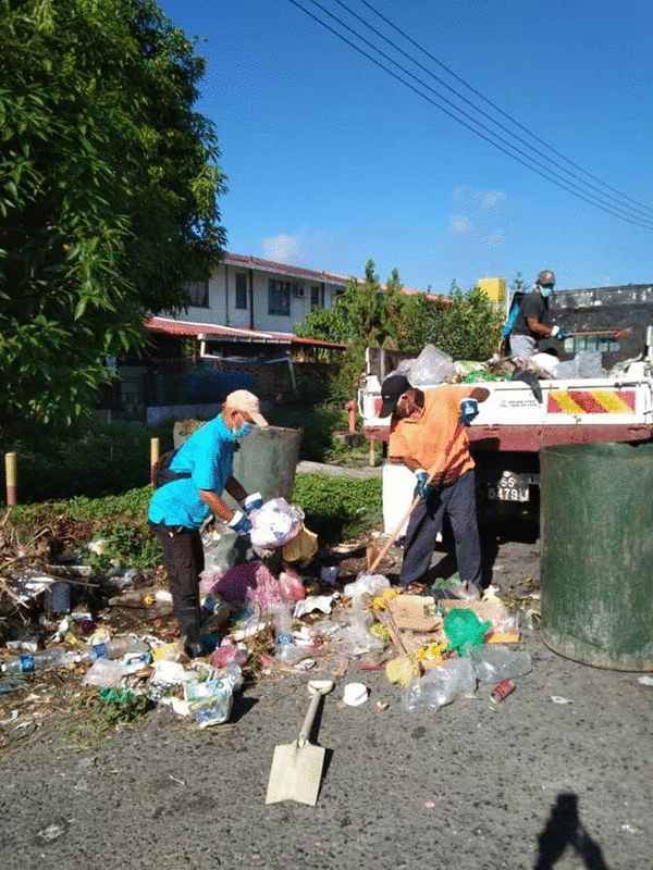 市议会人员今日（5日）到南亚新村的垃圾站清理垃圾。