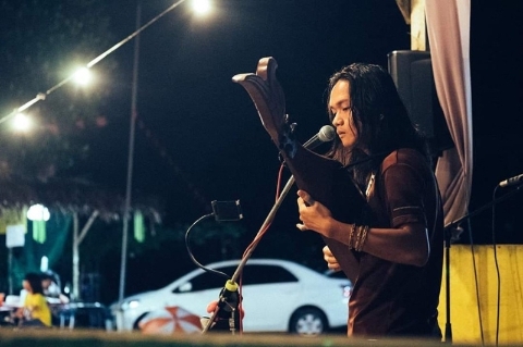 除了分享米酒，他也经常受邀演出，图为2018年杪在柔佛峇株巴辖演出。