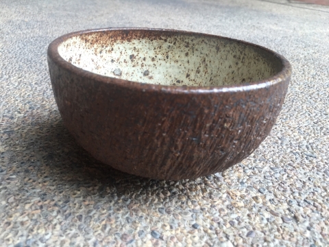柴窑烧陶碗的釉色变化自然而素雅。