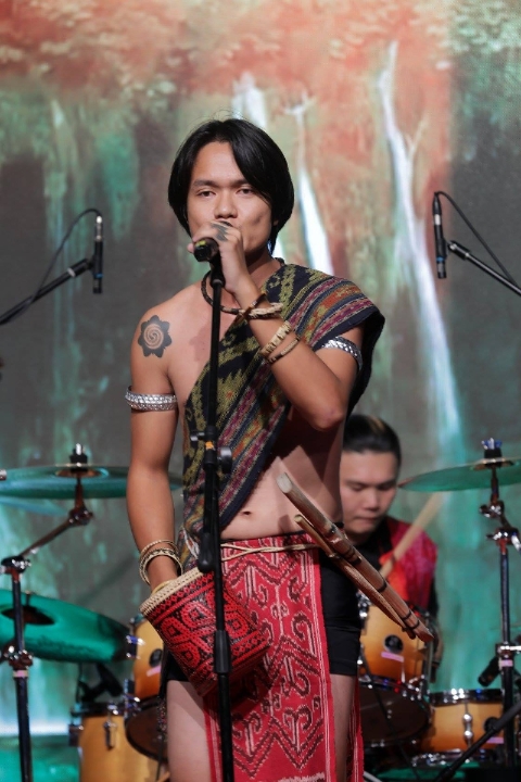 以“婆罗洲之子”之名，参加全国爱国歌曲创作比赛时上台演出。