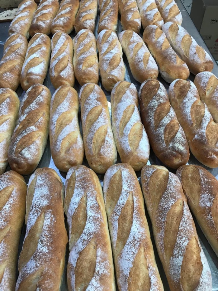采用酸种制作，刚出炉的法国面包有着独特的果酸香气。