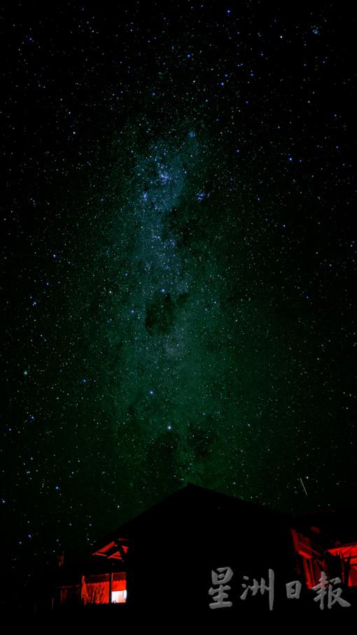 丁源森主要研究银河系历史，图为他在智利的拉斯坎帕纳斯天文台用手机拍下的夜空。