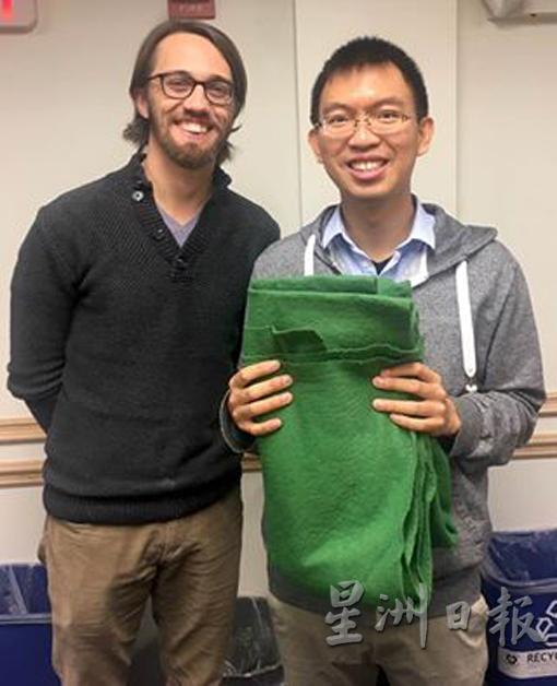 丁源森（右）当年在哈佛大学完成博士论文答辩后跟指导教授查理．康罗伊合影。按照系所传统，完成答辩的博士生都会接过丁源森手上这块绿布，而这块绿布据说多年来都不曾洗过。