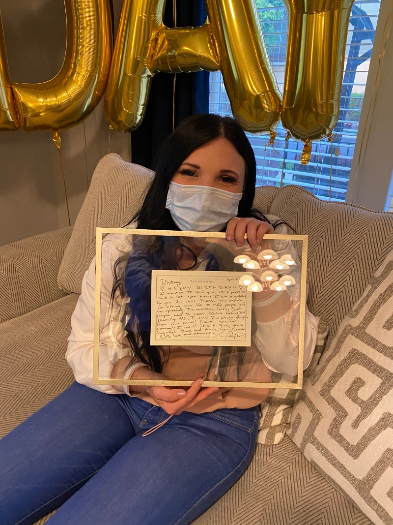 这名护士粉丝开心在推特表示：“谢谢泰莱，这是我30岁生日时最好的惊喜，我人生中最美好的一天！”